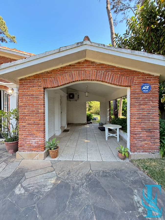 Casa ID.522 - Gran Chalet Con 5 Dormitorios Y Mas de 3000 M2 De Terreno Punta del Este, Playa Mansa