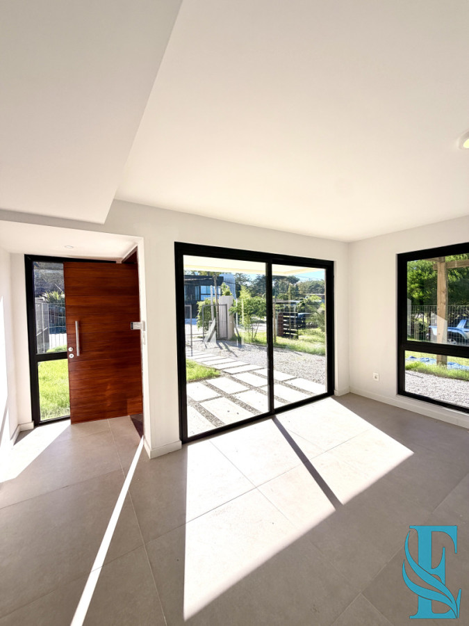 Casa ID.914 - Venta Casa Duplex 3 Dormitorios Con Piscina Pinares, Punta del Este 