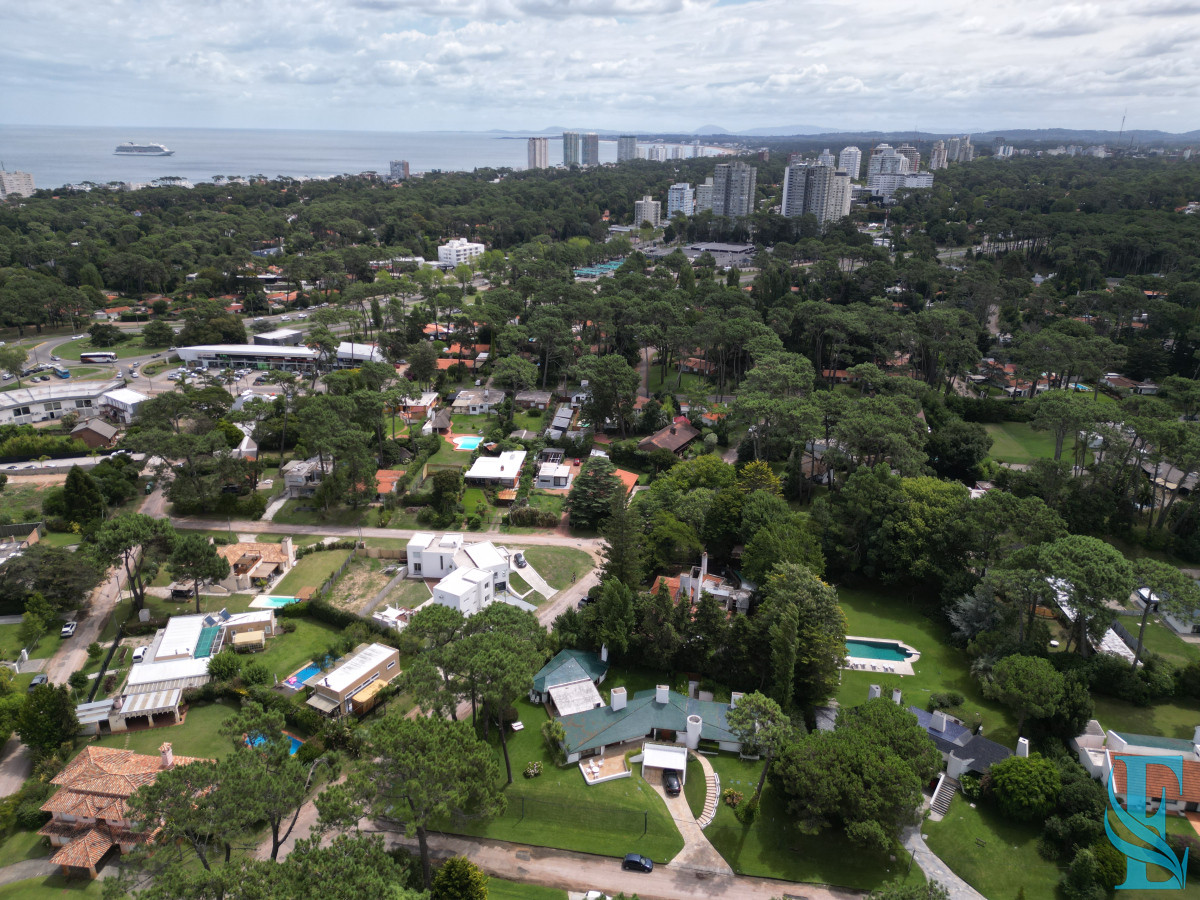 Casa ID.603 - Gran Chalet En Venta 6 Dormitorios 1400 M2 Terreno Deauville, Punta del Este 