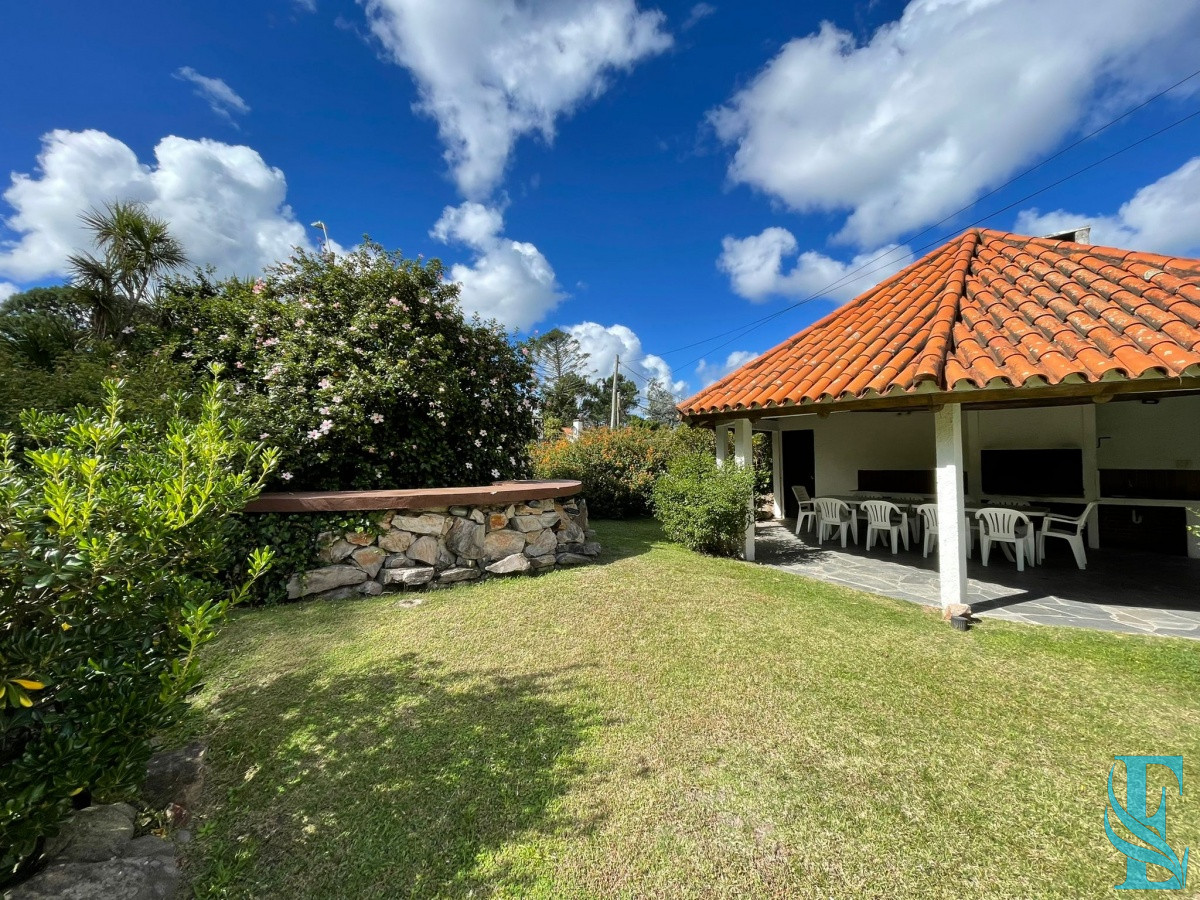 Casa ID.8 - Alquiler Anual Gran Chalet De 5 Dormitorios En Playa Mansa, Punta del Este 