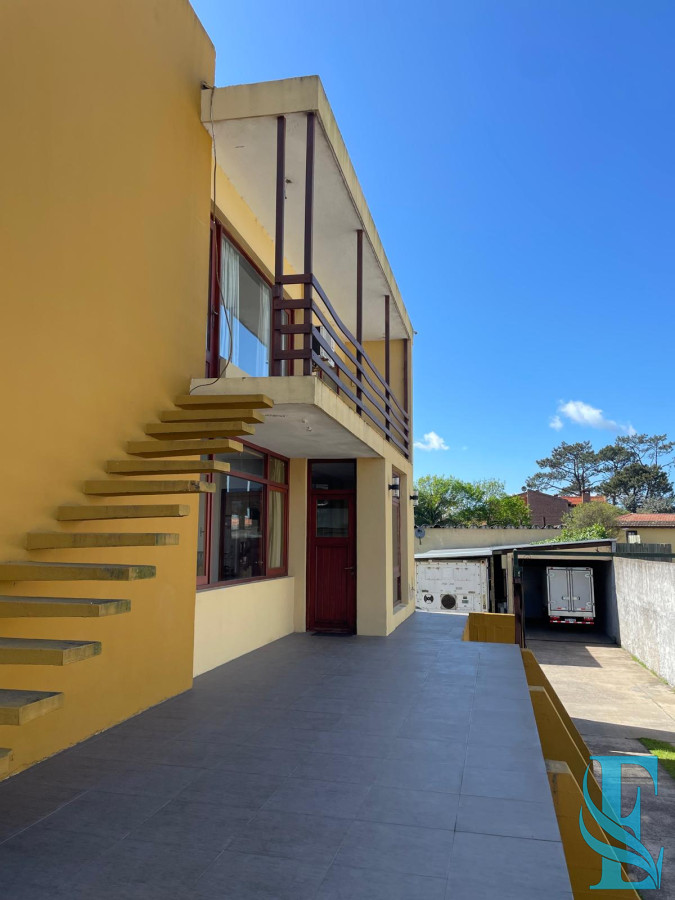Casa ID.495 - Venta De Dos Apartamentos + Dep En Gran Terreno Con Deposito De 200 M2 A 400mts Del Mar 