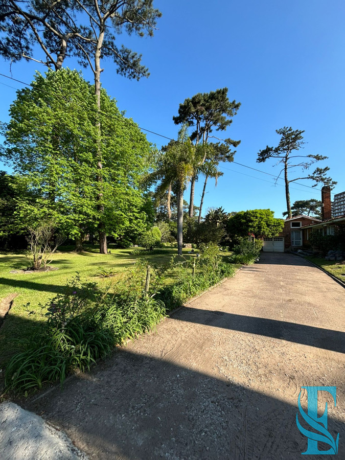 Casa ID.522 - Gran Chalet Con 5 Dormitorios Y Mas de 3000 M2 De Terreno Punta del Este, Playa Mansa