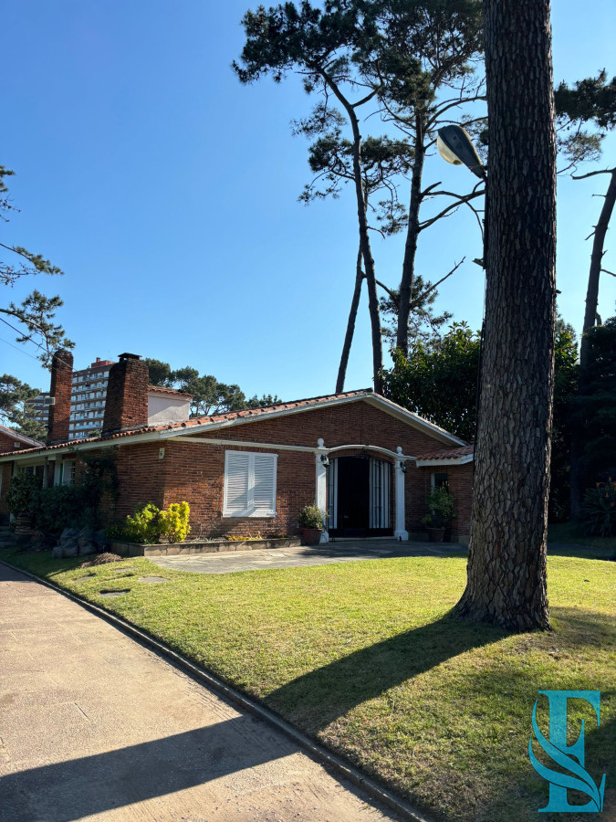 Casa ID.522 - Gran Chalet Con 5 Dormitorios Y Mas de 3000 M2 De Terreno Punta del Este, Playa Mansa