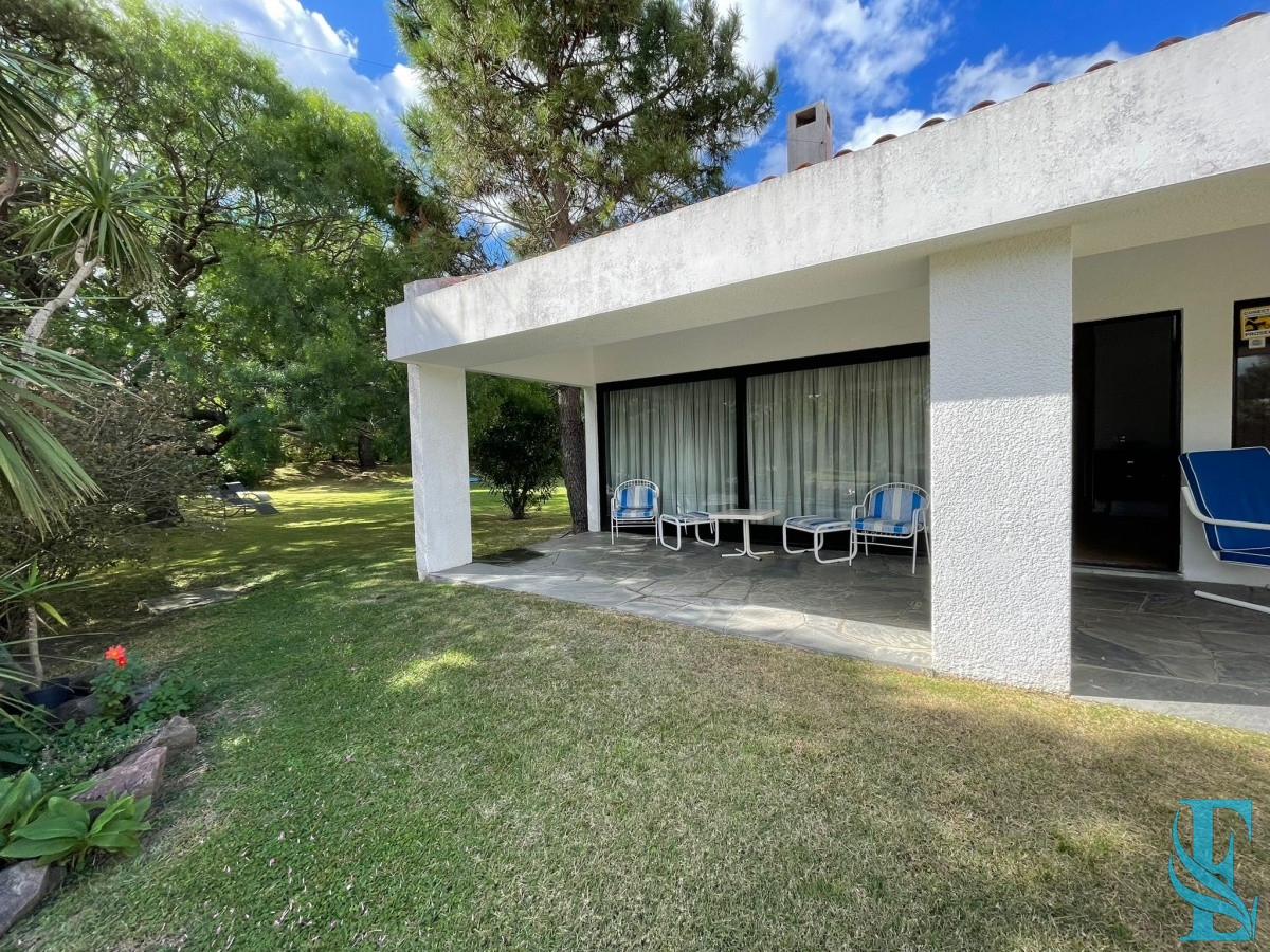 Casa ID.8 - Alquiler Anual Gran Chalet De 5 Dormitorios En Playa Mansa, Punta del Este 