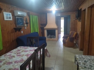 Gran Propiedad Con 1 Casa, 1 Aptos Y Barbacoa En Barra del Chui Brasileña 