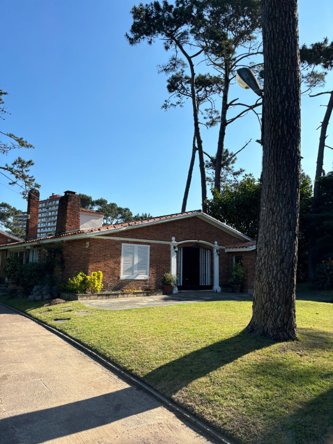 Imponente Chalet Con 5 Dormitorios Y Mas de 3000 M2 De Terreno 