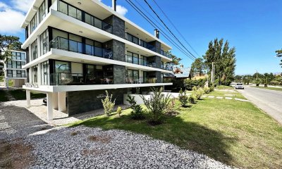 APARTAMENTO EN VENTA DE 3 DORMITORIOS CON PARRILLERO PROPIO EN MANSA