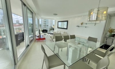 VENTA DE APARTAMENTO DE 3 SUITES EN MANSA PUNTA DEL ESTE