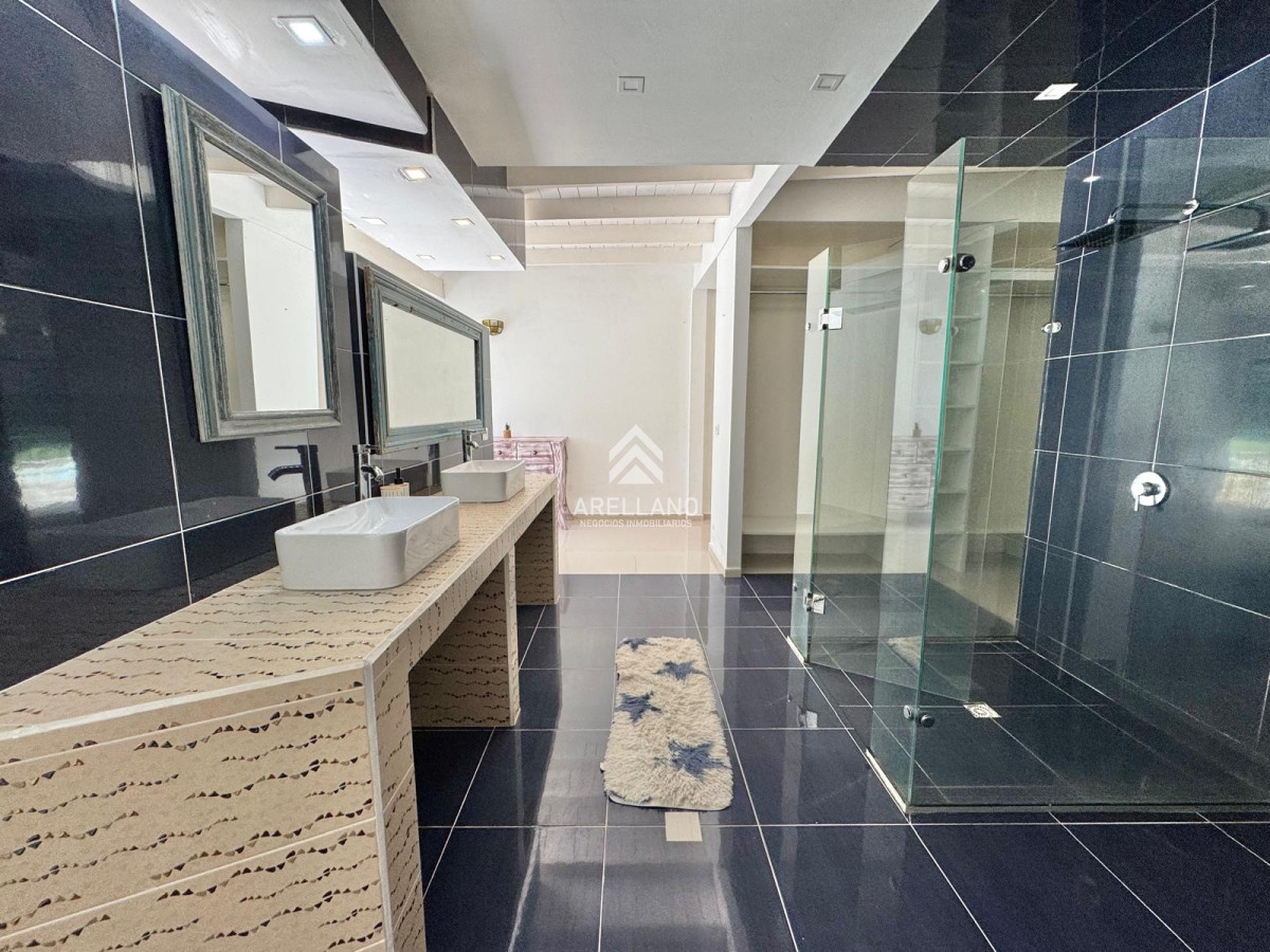 Casa ID.4887 - Casa en venta de 4 dormitorios, piscina Punta Ballena