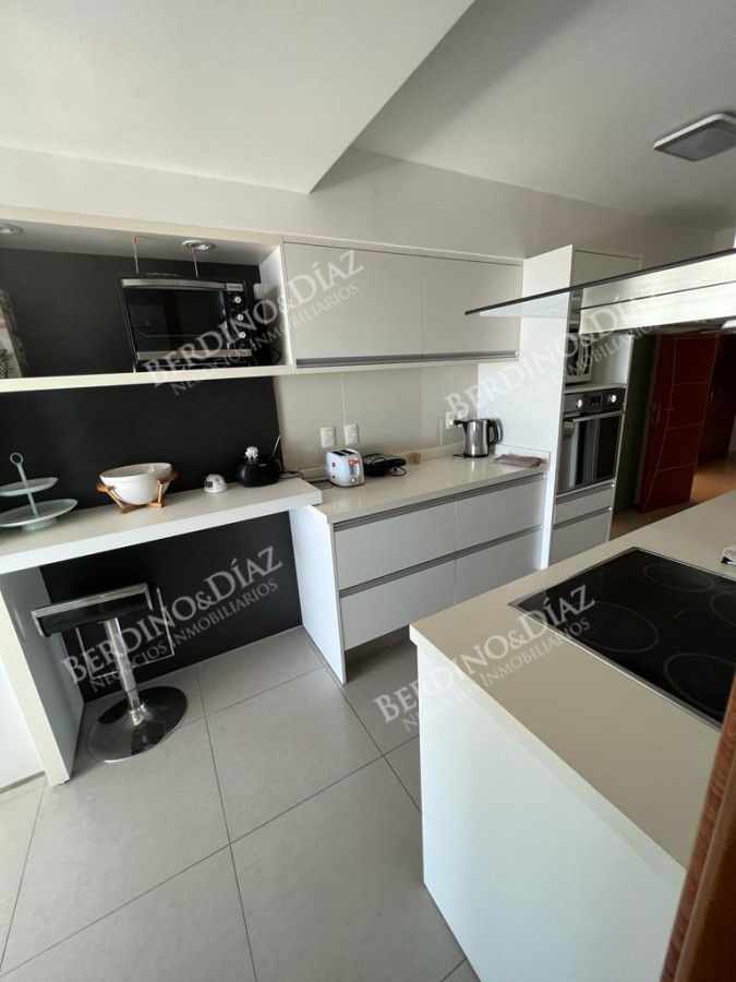 Apartamento ID.2807 - VENTA APARTAMENTO MANSA . DE 3 DORMITORIOS Y DEPENDENCIA