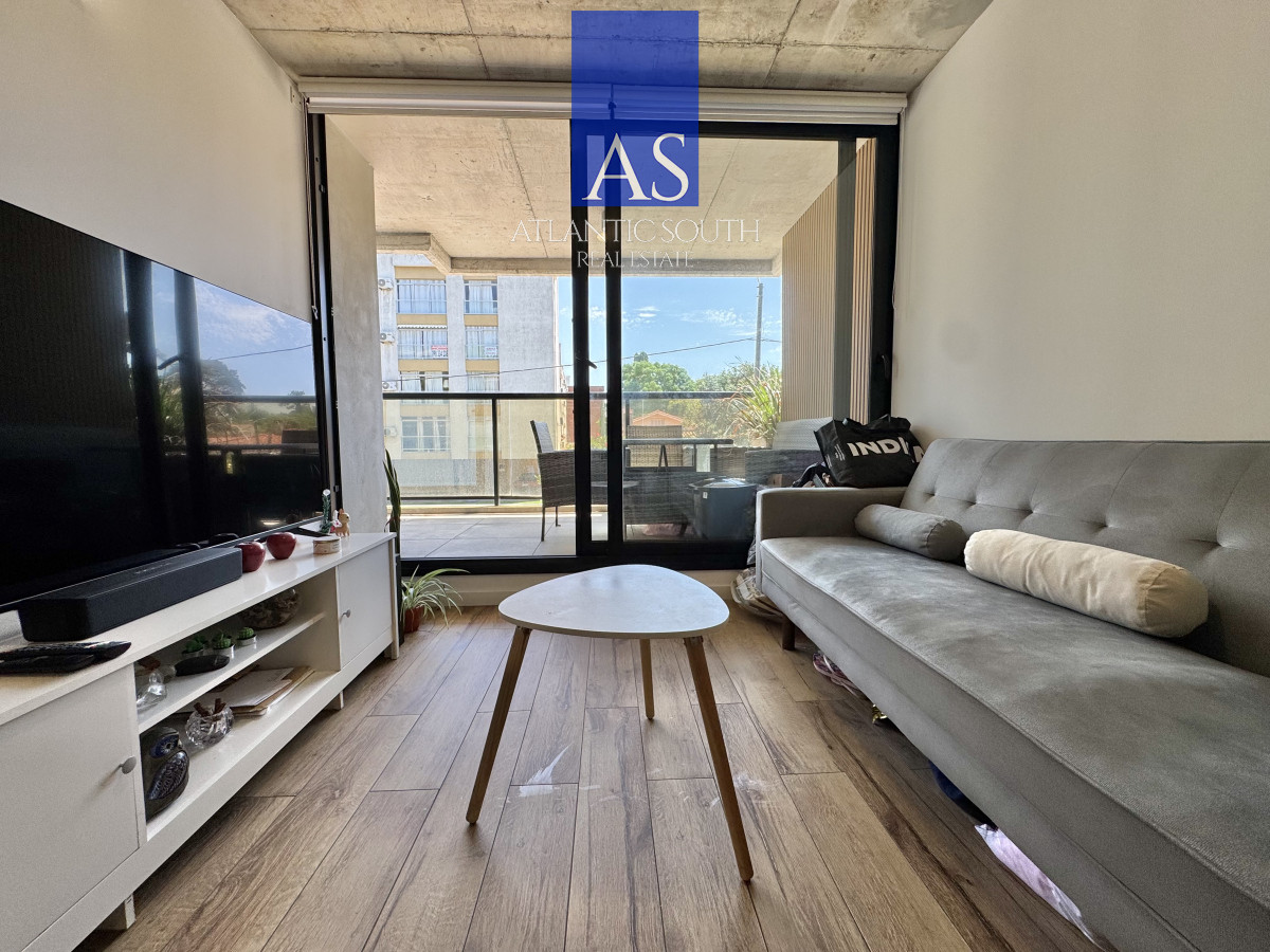 Apartamento 2 dormitorios en edificio frente al mar con garage Playa Mansa Punta del Este