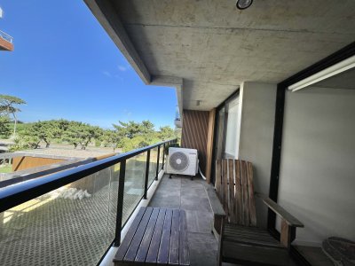 Apartamento 1 dormitorio frente al mar terraza y cochera moderno Playa Mansa Punta del Este