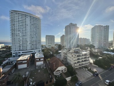 VENTA DE APARTAMENTO DE 2 DORMITIORIOS ZONA MANSA ENJOY PUNTA DEL ESTE 