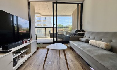 Apartamento 2 dormitorios en edificio frente al mar con garage Playa Mansa Punta del Este