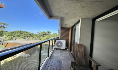 Apartamento 1 dormitorio frente al mar terraza y cochera moderno Playa Mansa Punta del Este