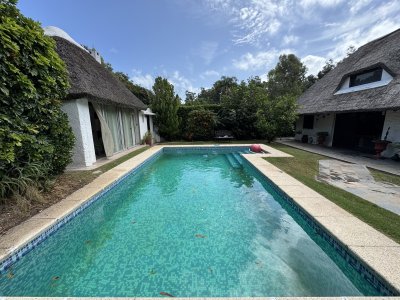 CASA EN VENTA DE 4 DORMITORIOS EN PINARES PUNTA DEL ESTE 