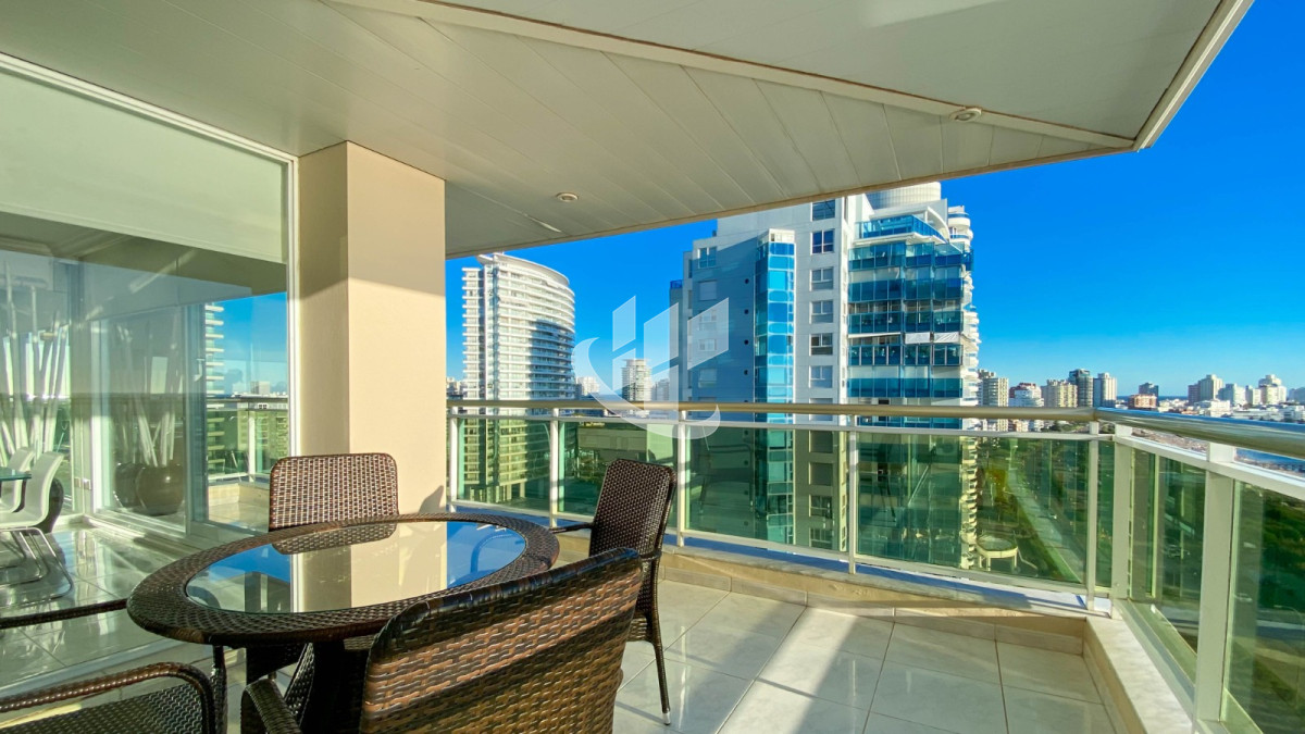 Apartamento ID.275 - Alquiler Apartamento, 3 dormitorios más dependencia , parada 5 de Playa Mansa, Punta del Este 