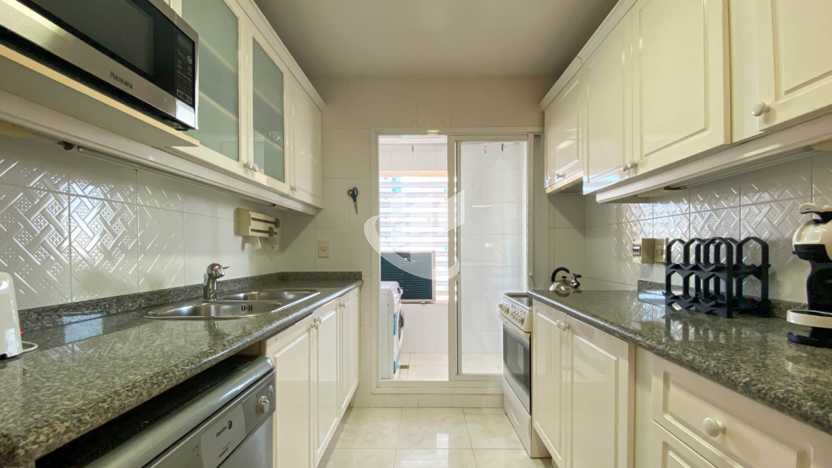Apartamento ID.275 - Alquiler Apartamento, 3 dormitorios más dependencia , parada 5 de Playa Mansa, Punta del Este 