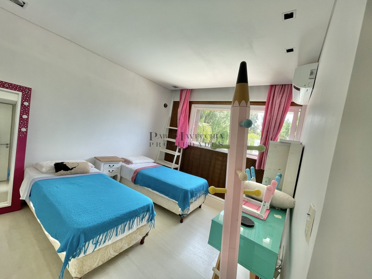Casa ID.359 - VENTA DE CASA DE 5 DORMITORIOS EN BARRIO PRIVADO LA ARBOLADA PUNTA DEL ESTE