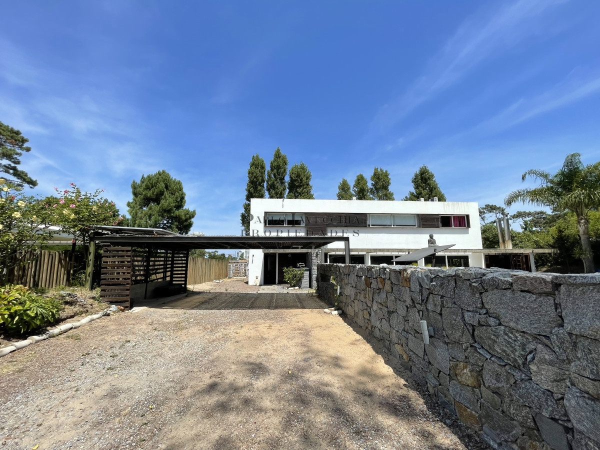 Casa ID.359 - VENTA DE CASA DE 5 DORMITORIOS EN BARRIO PRIVADO LA ARBOLADA PUNTA DEL ESTE