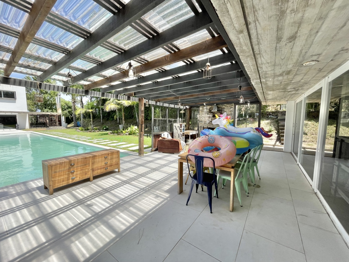 Casa ID.359 - VENTA DE CASA DE 5 DORMITORIOS EN BARRIO PRIVADO LA ARBOLADA PUNTA DEL ESTE
