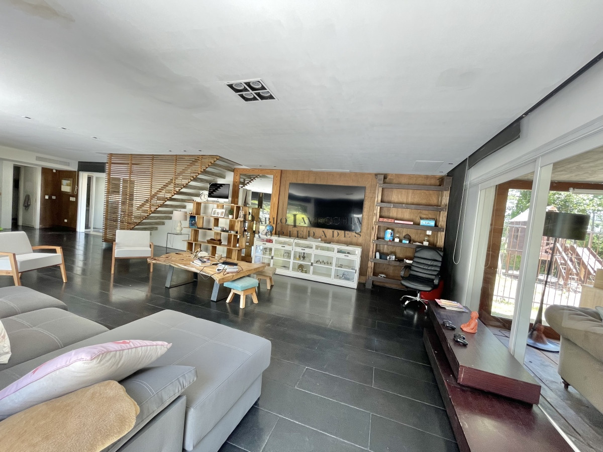 Casa ID.359 - VENTA DE CASA DE 5 DORMITORIOS EN BARRIO PRIVADO LA ARBOLADA PUNTA DEL ESTE