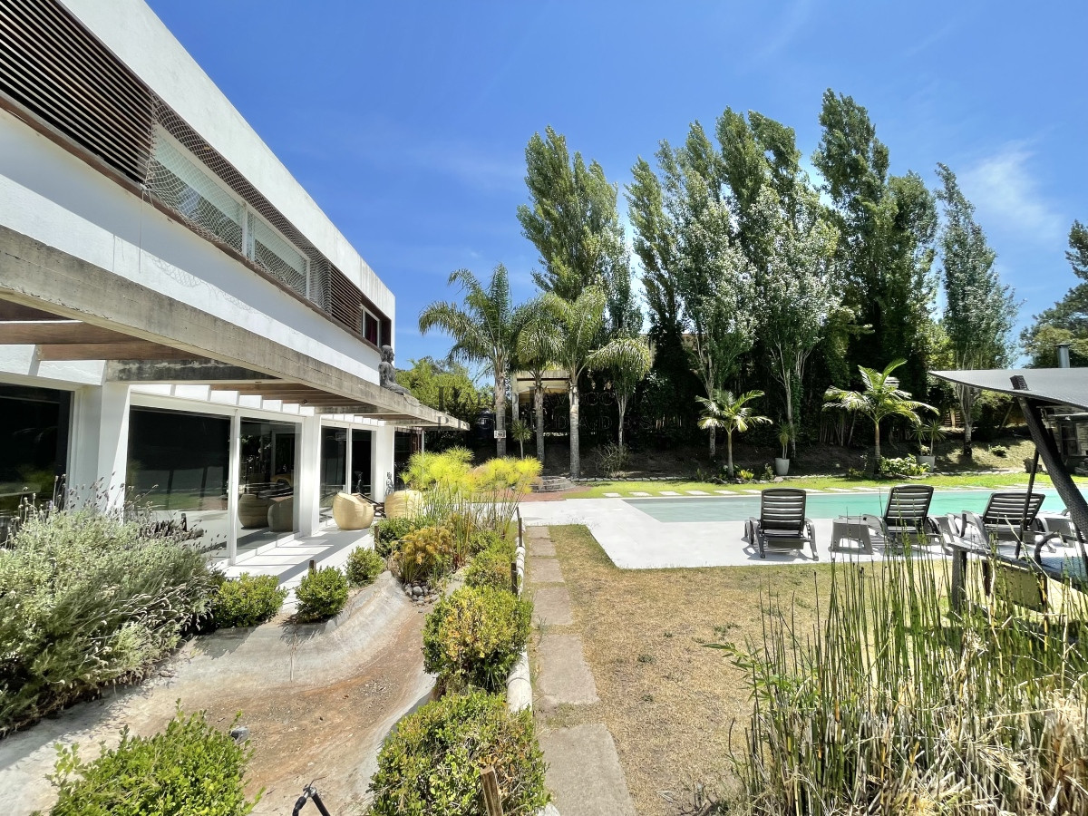 Casa ID.359 - VENTA DE CASA DE 5 DORMITORIOS EN BARRIO PRIVADO LA ARBOLADA PUNTA DEL ESTE