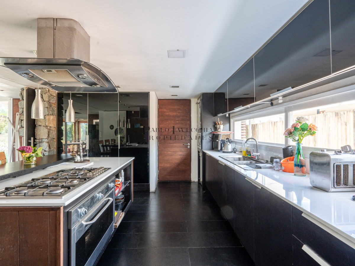Casa ID.359 - VENTA DE CASA DE 5 DORMITORIOS EN BARRIO PRIVADO LA ARBOLADA PUNTA DEL ESTE