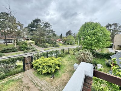 CASA EN VENTA DE 4 DORMITORIOS + DEPENENCIA EN PINARES PUNTA DEL ESTE