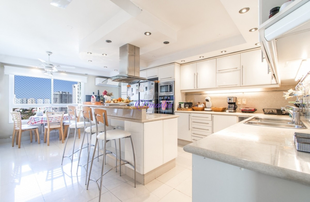 Apartamento ID.572 - PENTHOUSE EN VENTA DE 5 DORMITORIOS EN EDIFICIO PRIMERA LINEA PUNTA DEL ESTE