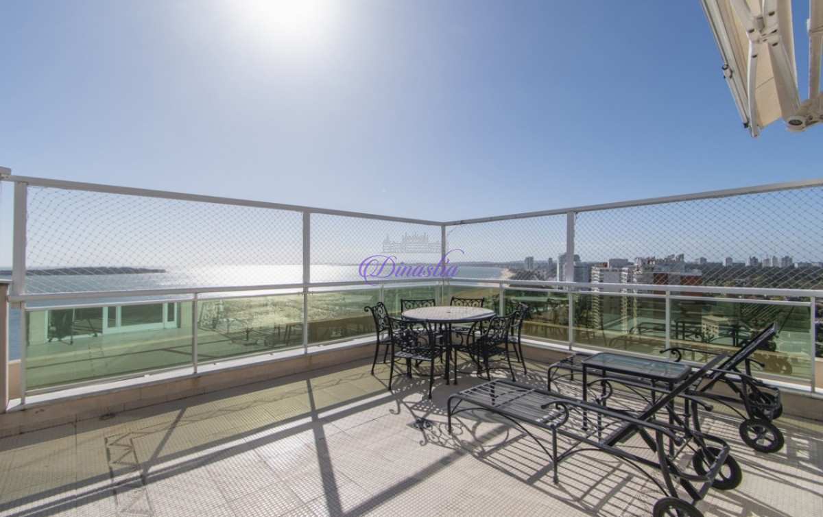 Apartamento ID.572 - PENTHOUSE EN VENTA DE 5 DORMITORIOS EN EDIFICIO PRIMERA LINEA PUNTA DEL ESTE