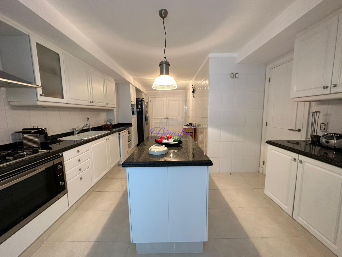 Apartamento ID.546 - VENTA FRENTE AL MAR PARADA 16  TORRE DE CATEGORIA !!!!