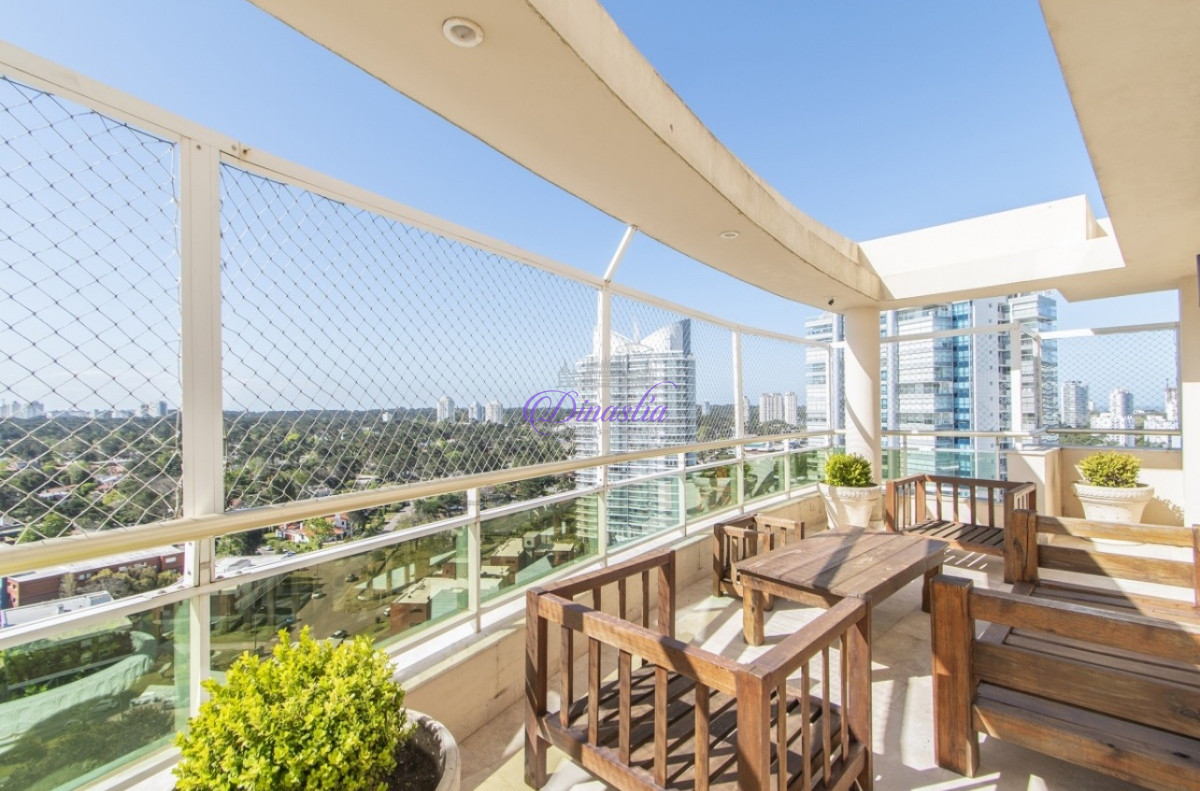 Apartamento ID.572 - PENTHOUSE EN VENTA DE 5 DORMITORIOS EN EDIFICIO PRIMERA LINEA PUNTA DEL ESTE