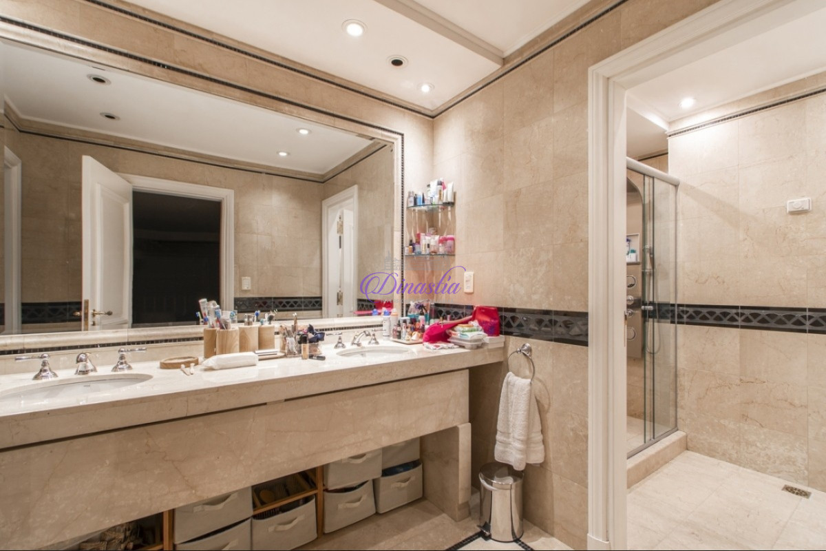 Apartamento ID.572 - PENTHOUSE EN VENTA DE 5 DORMITORIOS EN EDIFICIO PRIMERA LINEA PUNTA DEL ESTE