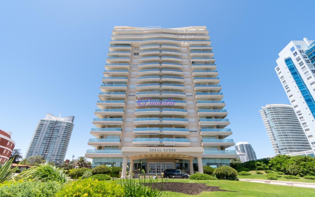 Apartamento ID.572 - PENTHOUSE EN VENTA DE 5 DORMITORIOS EN EDIFICIO PRIMERA LINEA PUNTA DEL ESTE