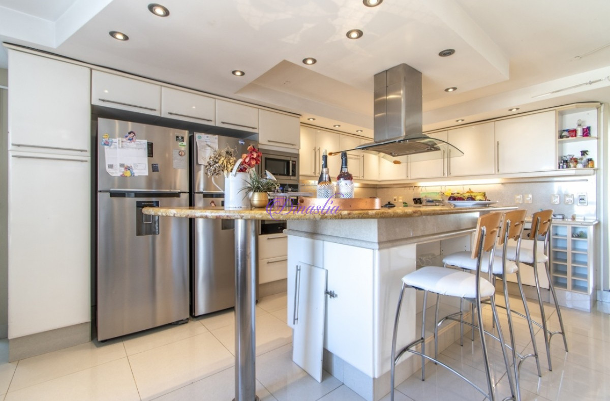 Apartamento ID.572 - PENTHOUSE EN VENTA DE 5 DORMITORIOS EN EDIFICIO PRIMERA LINEA PUNTA DEL ESTE