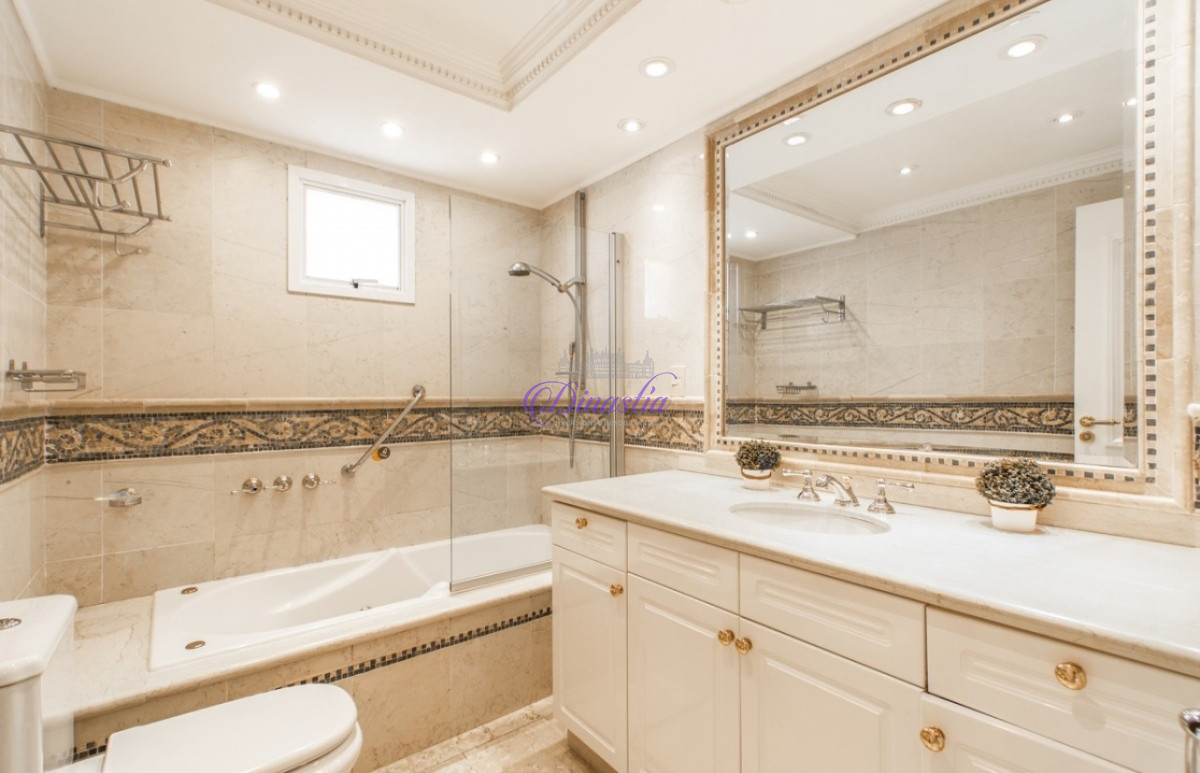 Apartamento ID.572 - PENTHOUSE EN VENTA DE 5 DORMITORIOS EN EDIFICIO PRIMERA LINEA PUNTA DEL ESTE