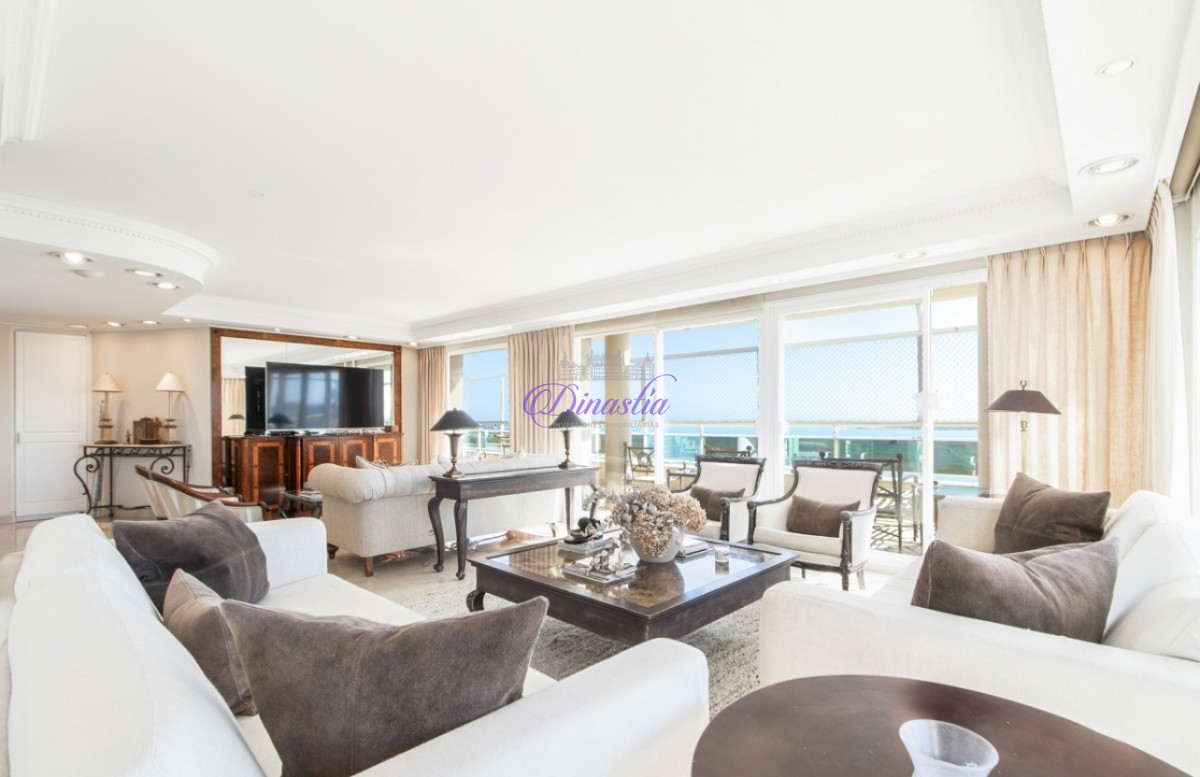 Apartamento ID.572 - PENTHOUSE EN VENTA DE 5 DORMITORIOS EN EDIFICIO PRIMERA LINEA PUNTA DEL ESTE