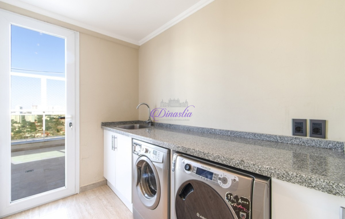 Apartamento ID.572 - PENTHOUSE EN VENTA DE 5 DORMITORIOS EN EDIFICIO PRIMERA LINEA PUNTA DEL ESTE