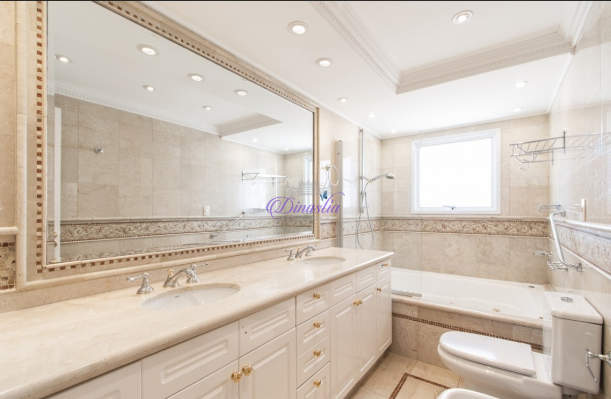 Apartamento ID.572 - PENTHOUSE EN VENTA DE 5 DORMITORIOS EN EDIFICIO PRIMERA LINEA PUNTA DEL ESTE