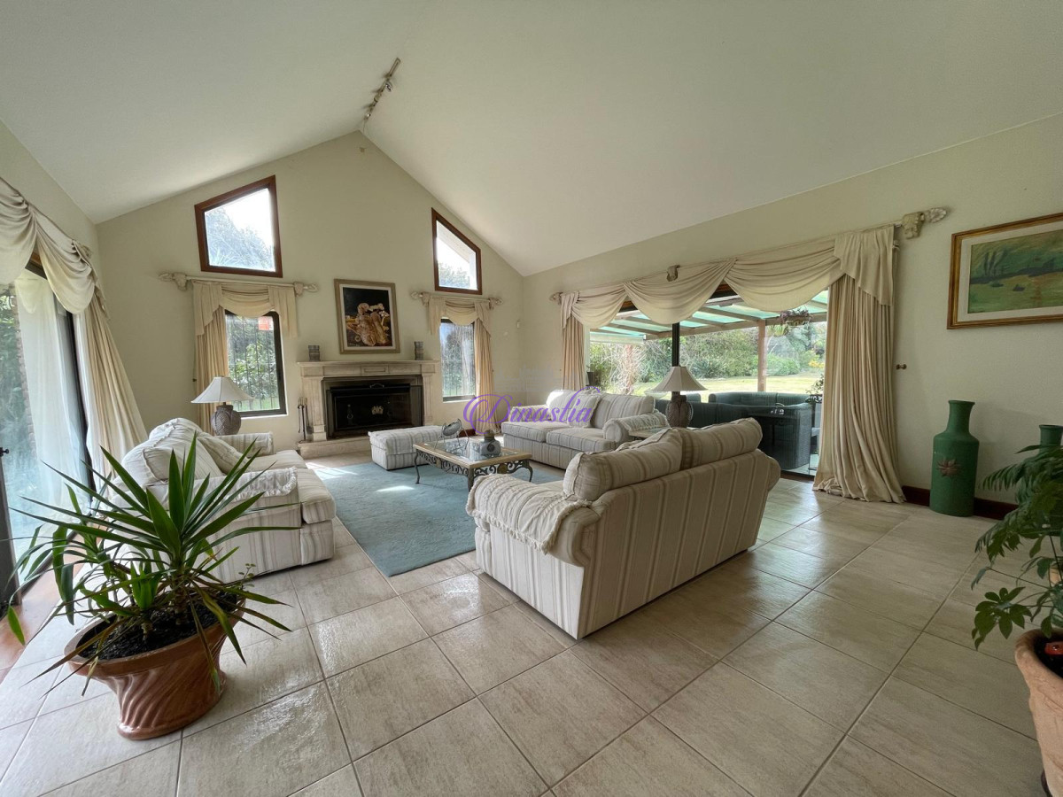 Casa ID.582 - VENTA DE ESPECTACULAR CASA EN ZONA MANSA 