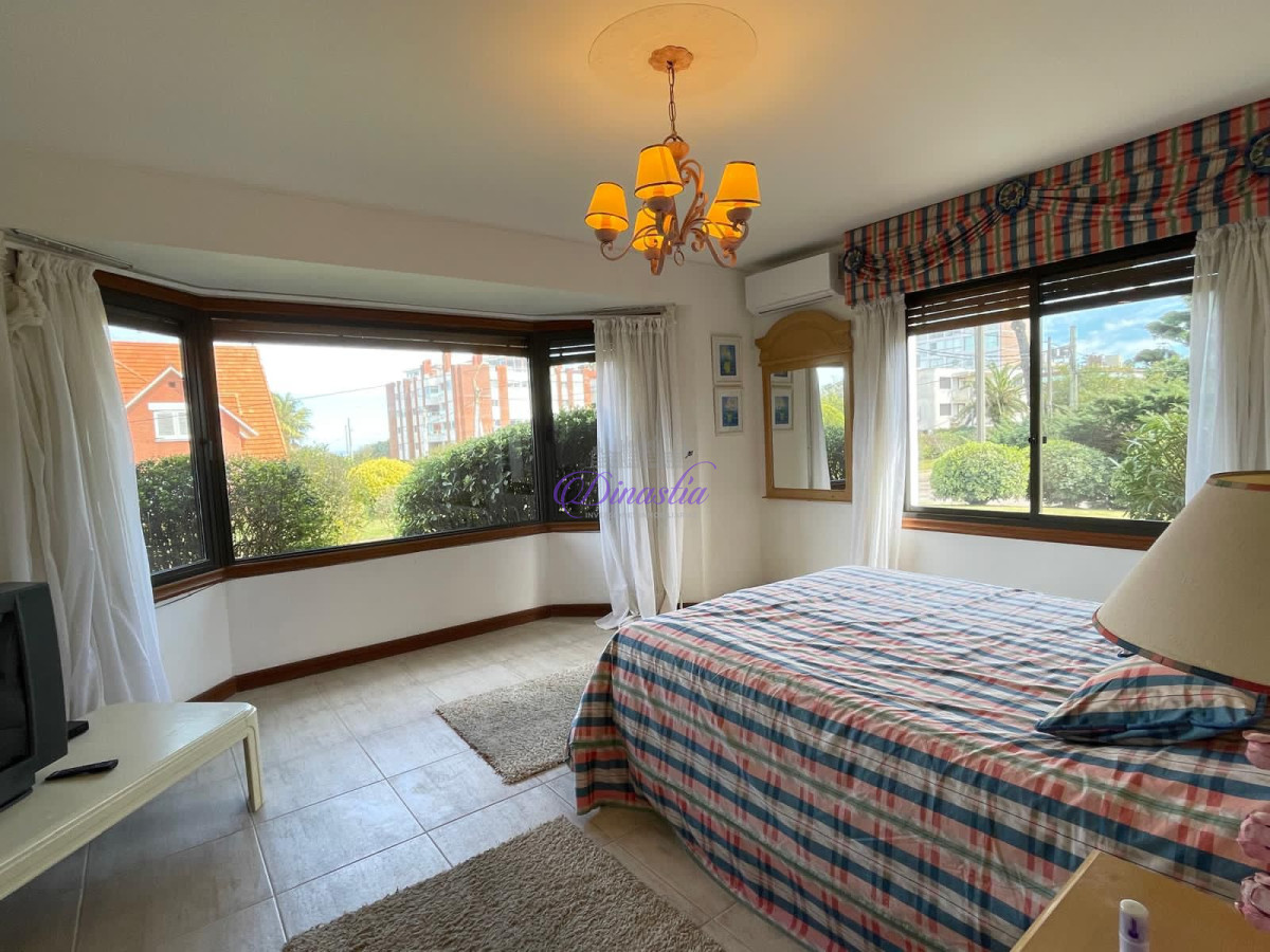 Casa ID.582 - VENTA DE ESPECTACULAR CASA EN ZONA MANSA 