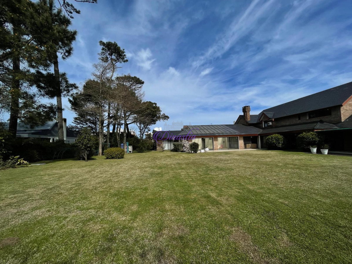 Casa ID.582 - VENTA DE ESPECTACULAR CASA EN ZONA MANSA 