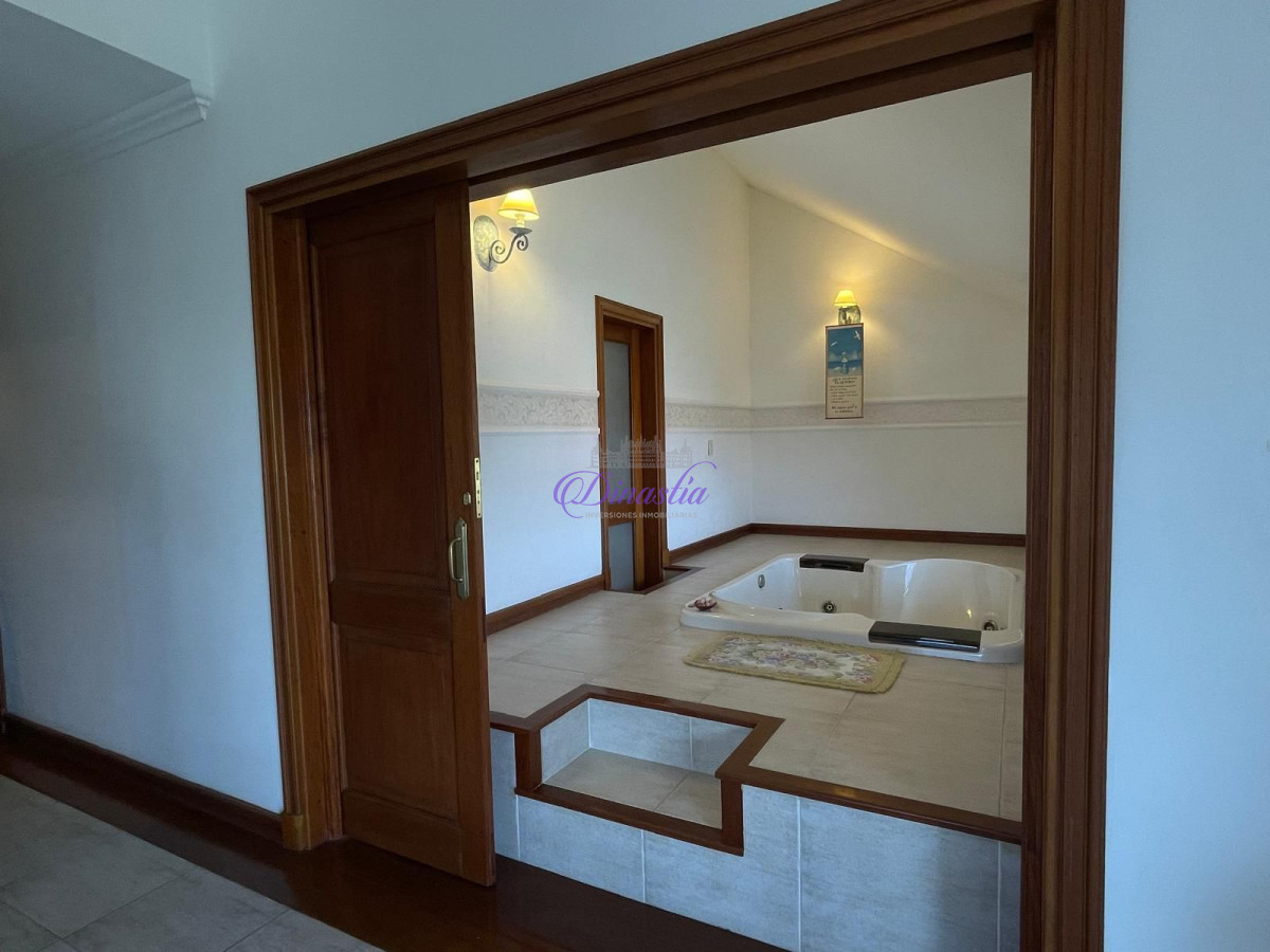 Casa ID.582 - VENTA DE ESPECTACULAR CASA EN ZONA MANSA 