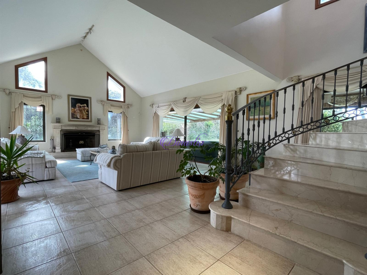 Casa ID.582 - VENTA DE ESPECTACULAR CASA EN ZONA MANSA 