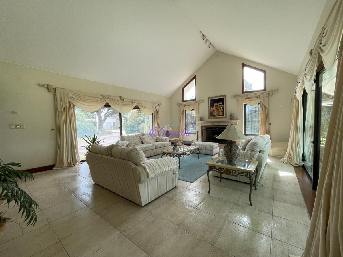 Casa ID.582 - VENTA DE ESPECTACULAR CASA EN ZONA MANSA 