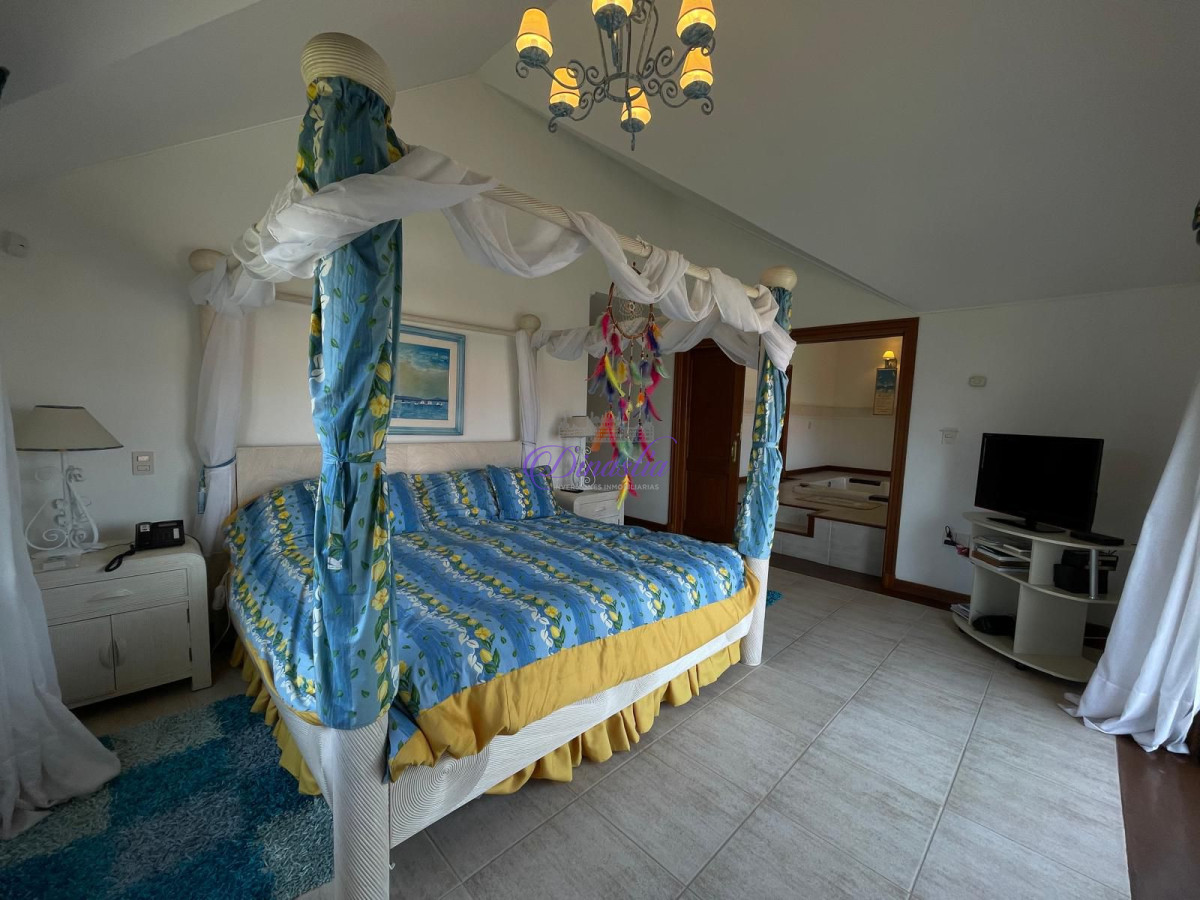 Casa ID.582 - VENTA DE ESPECTACULAR CASA EN ZONA MANSA 