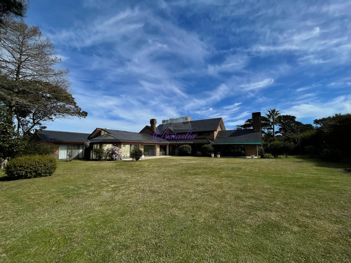 Casa ID.582 - VENTA DE ESPECTACULAR CASA EN ZONA MANSA 