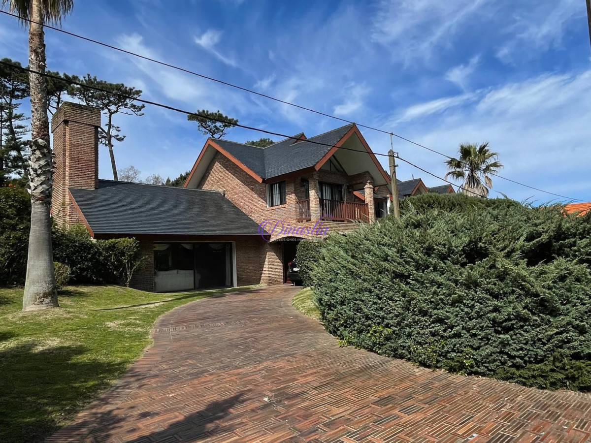 Casa ID.582 - VENTA DE ESPECTACULAR CASA EN ZONA MANSA 