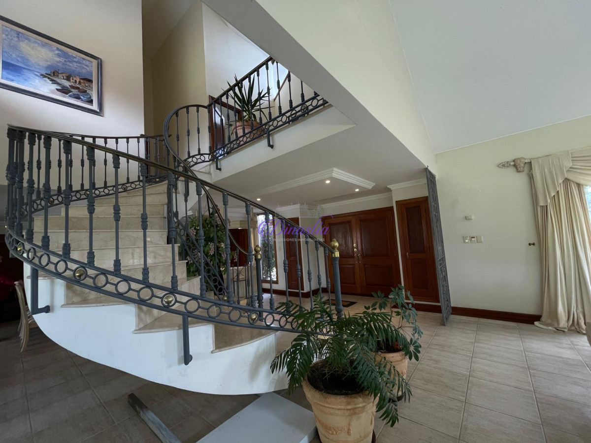 Casa ID.582 - VENTA DE ESPECTACULAR CASA EN ZONA MANSA 